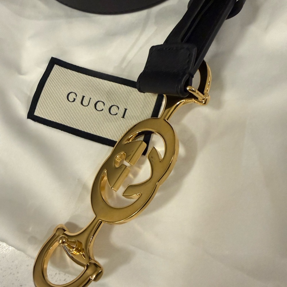 Gucci Black Leather Belt with Gold Emblem - Picture 4 of 11